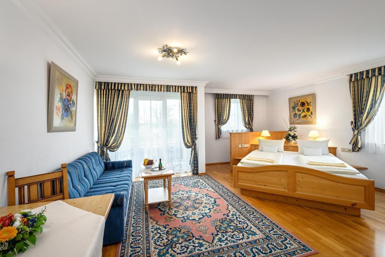 Hotel Preishof Kirchham Bagian luar foto